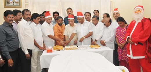 MLA J R Lobo celebrates Christmas at Jamiyyatul Falah and Kudroli Temple