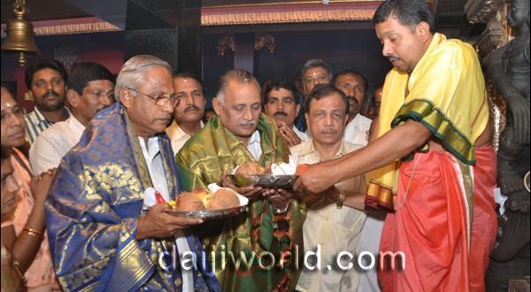 Mangalore J R Lobo shares Christmas joy with Muslims and in Kudroli Temple