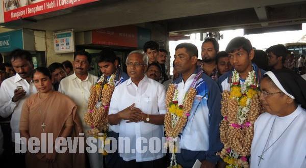 M’lore: MLA J R Lobo felicitates Silver Medalists Cricketers of St Agnes Special School