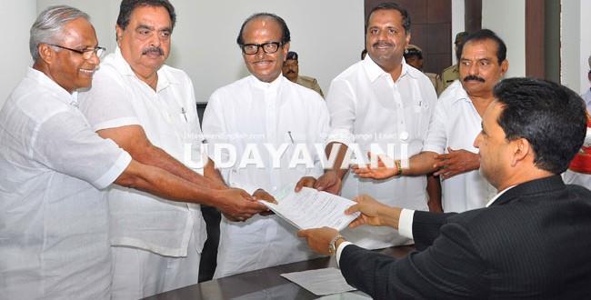 LS Elections 2014 Poojary, Congress MP candidate from DK files nomination