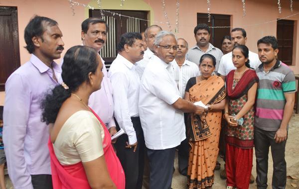 Mangalore: MLA J R Lobo hands over compensation cheque to Kasturi, to repair house