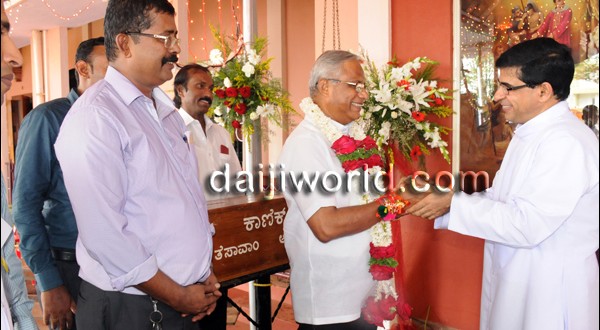 Mangalore: Devotees throng Bondel Church to celebrate annual feast