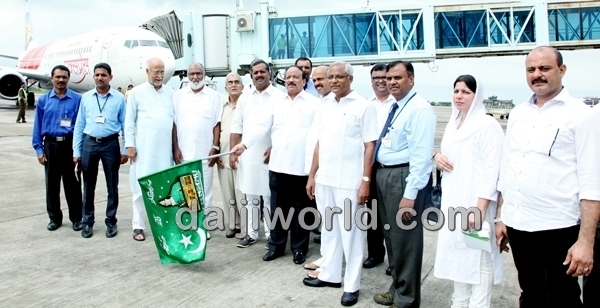 Mangalore: Roshan Baig flags off flight carrying first batch of Haj pilgrims