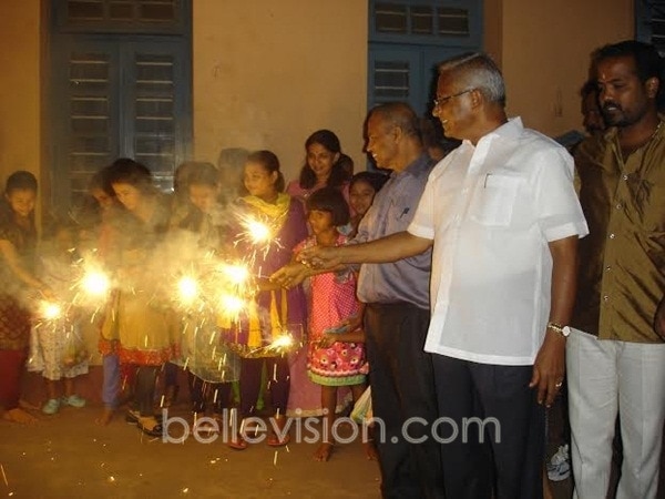Mangalore: MLA J R Lobo celebrates Deepavali with inmates of Bagini Samaj