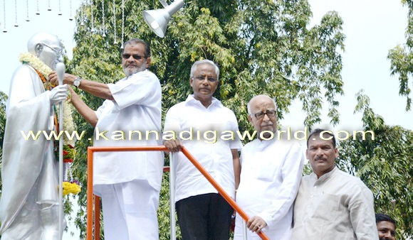 The Congress activists exchange words in Congress sevadala Program in front of Gandhi’s Statue.