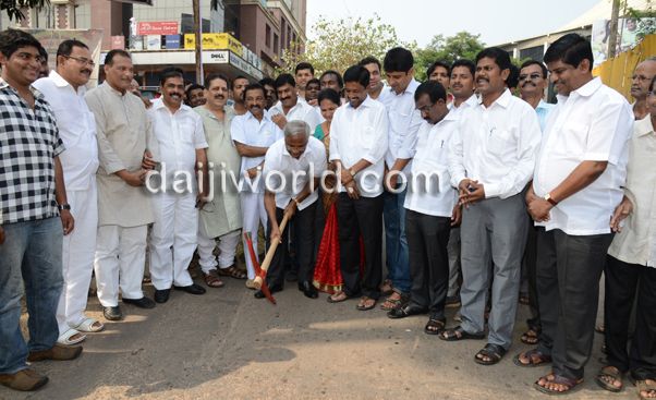 J R Lobo inauguarates Kodialguttu road construction work