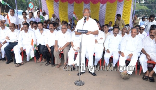 Mangaluru: Congress protests against land bill, terms it ‘anti-farmer’