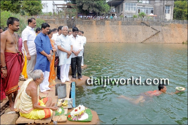 Ramanath Rai offers ‘Ganga Pooja’, ‘Bagina Arpane’ at Thumbe