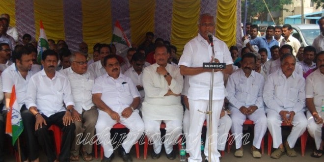Mangaluru: Congress protests against Land Acquisition bill