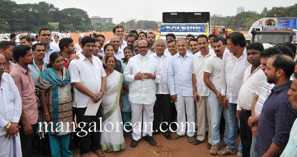 Janardhan Poojary along with MLA Lobo and Congress Party workers Send Hore Kanike to Ullal Dargah