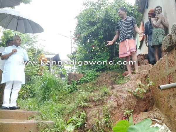 MLA JR Lobo inspects houses damaged in the city, assures government compensation.