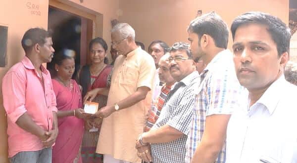 M’luru: Youth Congress donates for medical treatment of ailing son