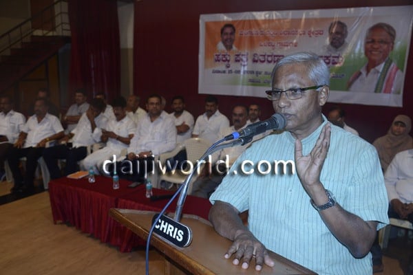 Mangaluru: MLA Lobo distributes title deeds to 400 families at Bendorwell